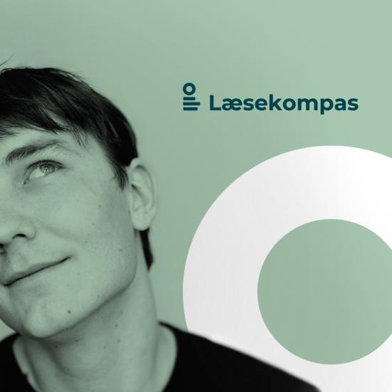 En ung mand står og skygger for læsekompassets logo. Hvad bilder han sig egentlig ind?