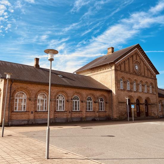 Billedet forestiller Varde banegårds bygning.