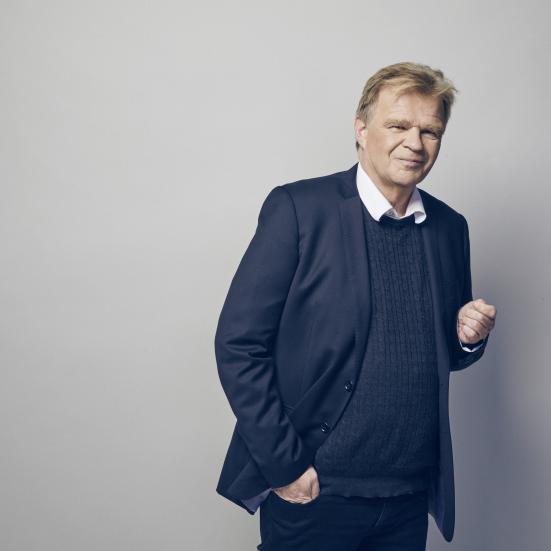 Billedet viser Einar Mar Gudmundsson op ad en hvid væg