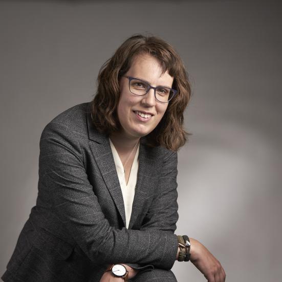 Billedet viser en smilende Karen Ravn i et fotostudie