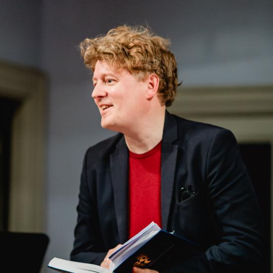 Billedet viser Jeppe Marsling med EU-sangbogen i hånden