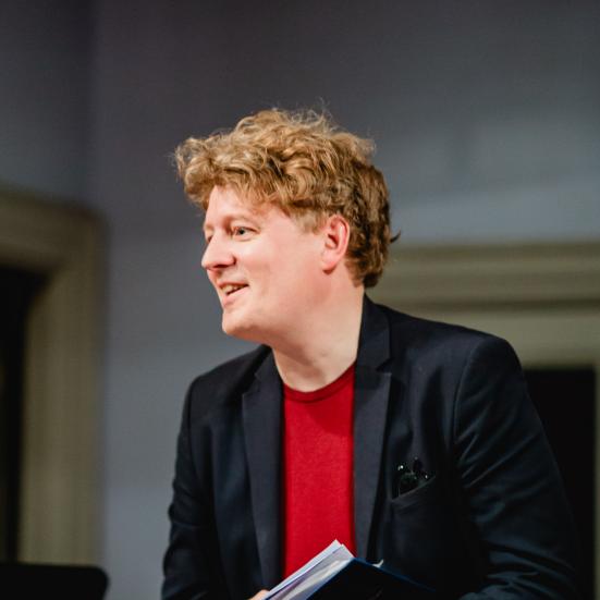 Billedet viser Jeppe Marsling med EU-sangbogen i hånden