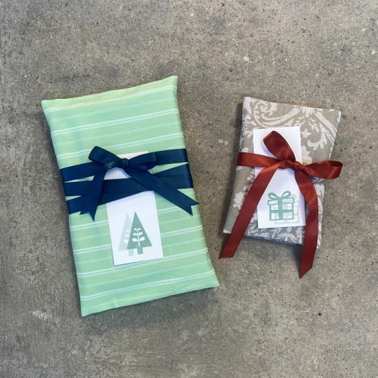 Billedet viser to fint indpakkede gaver