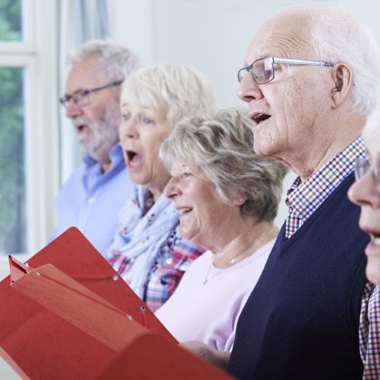 Billedet viser fem syngende mennesker i senioralderen