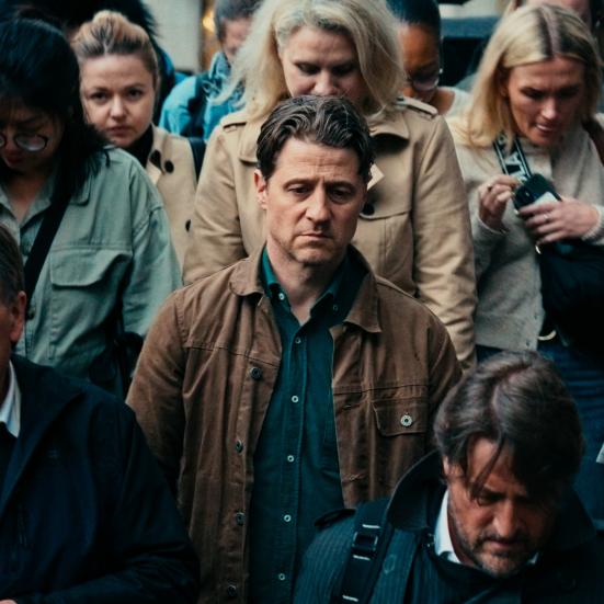 Billedet forestiller en gruppe af mennesker som ser ud til at bevæge sig i samme retning.