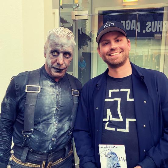 Billedet viser en smilende Alexander Hemstedt ved siden af én af dem fra Rammstein