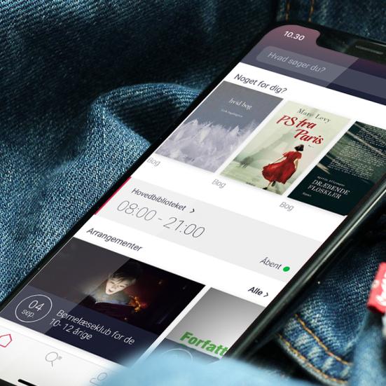 Billedet viser en mobiltelefon oven på en cowboyjakke