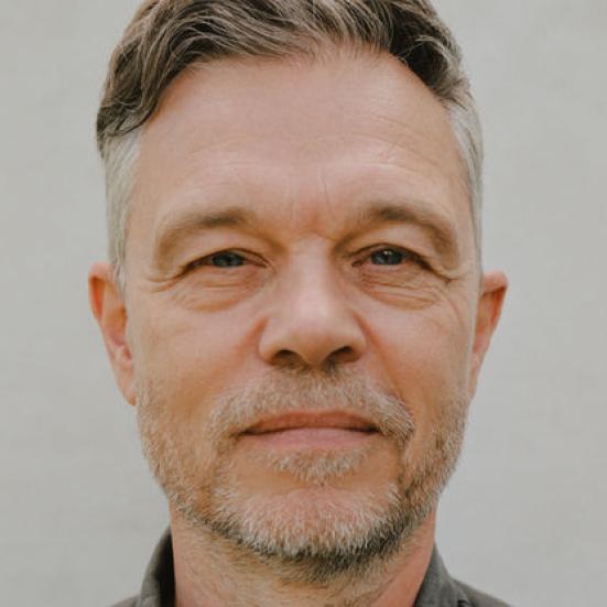 Fotoet viser Jesper Bugge Kold set forfra i et nærbillede