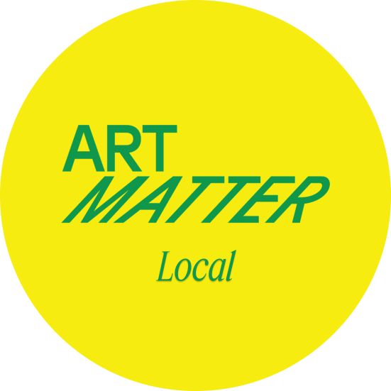 Billedet viser Art Matter Locals logo i gul med grøn skrift