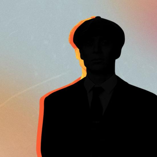 Mørk silhuet af skuespilleren  Cillian Murphy i hat med orange kantlys foran en pastelfarvet himmel.