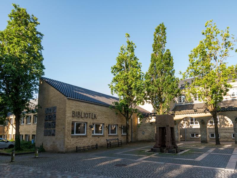 Varde Bibliotek set udefra på en sommerdag