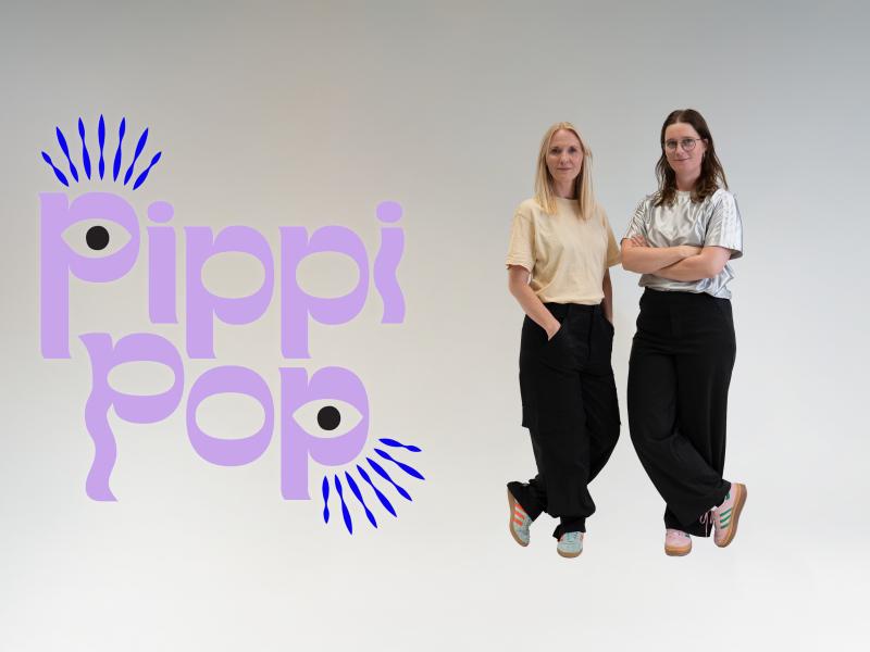 Billedet viser to kvinder ved siden af et Pippi-pop-logo