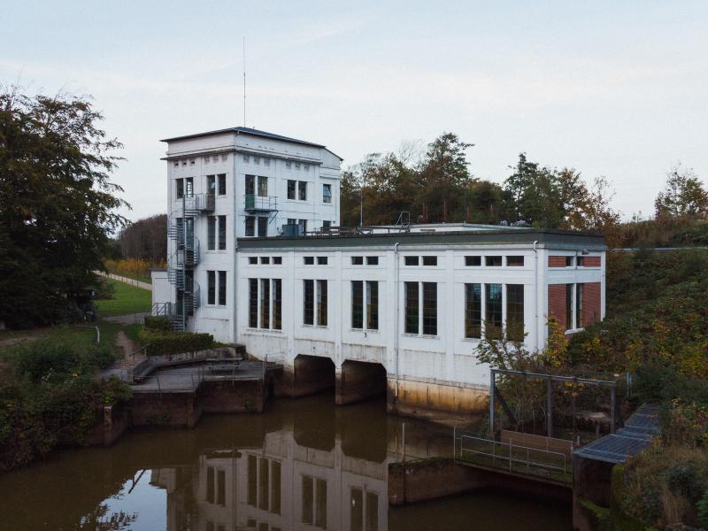 Billedet viser Karlsgårdeværket set fra vandsiden ved solnedgang