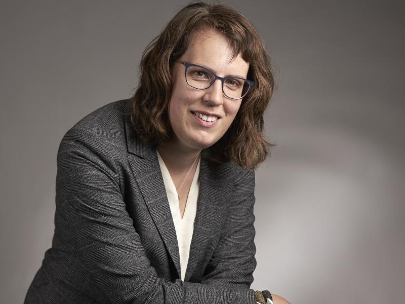 Billedet viser en smilende Karen Ravn i et fotostudie
