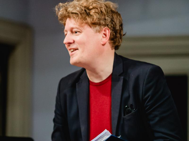 Billedet viser Jeppe Marsling med EU-sangbogen i hånden