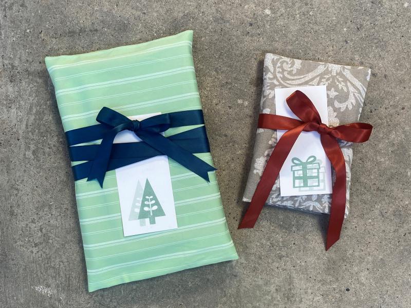 Billedet viser to fint indpakkede gaver