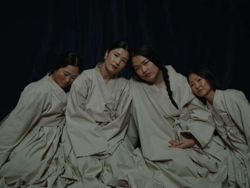 Fotoet er et stillbillede fra filmen. Det viser fire koreanske kvinder, der læner sig op ad hinanden 