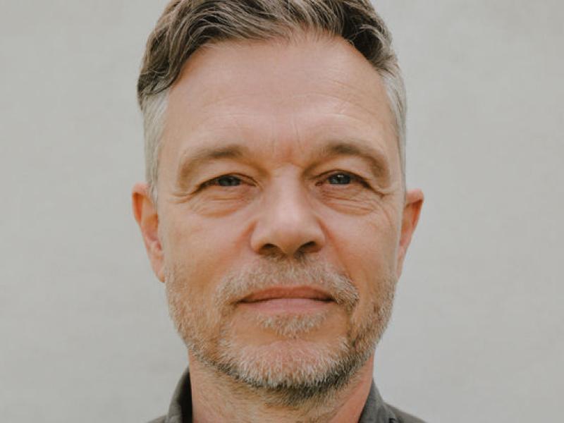 Fotoet viser Jesper Bugge Kold set forfra i et nærbillede