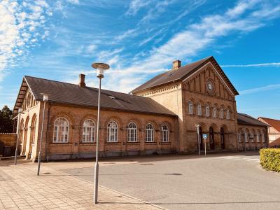 Billedet forestiller Varde banegårds bygning.