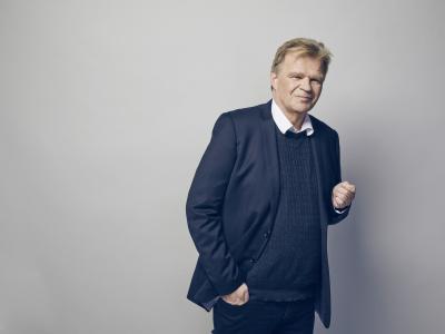Billedet viser Einar Mar Gudmundsson op ad en hvid væg