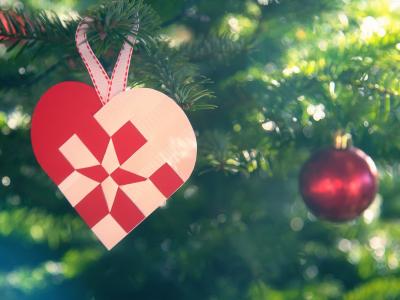 Billedet viser et flettet julehjerte på et juletræ