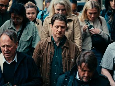 Billedet forestiller en gruppe af mennesker som ser ud til at bevæge sig i samme retning.