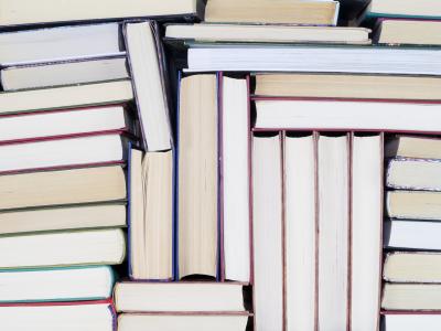 Billedet viser en masse bøger set fra siden