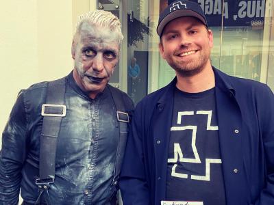 Billedet viser en smilende Alexander Hemstedt ved siden af én af dem fra Rammstein