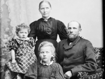 Det sort/hvide billede forestiller en familie bestående af to voksne og to børn