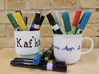Billedet viser to kaffekopper fyldt med porcelænstuscher