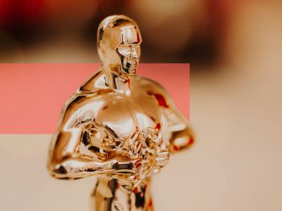 Nærbillede af en gylden prisstatuette med sløret baggrund.