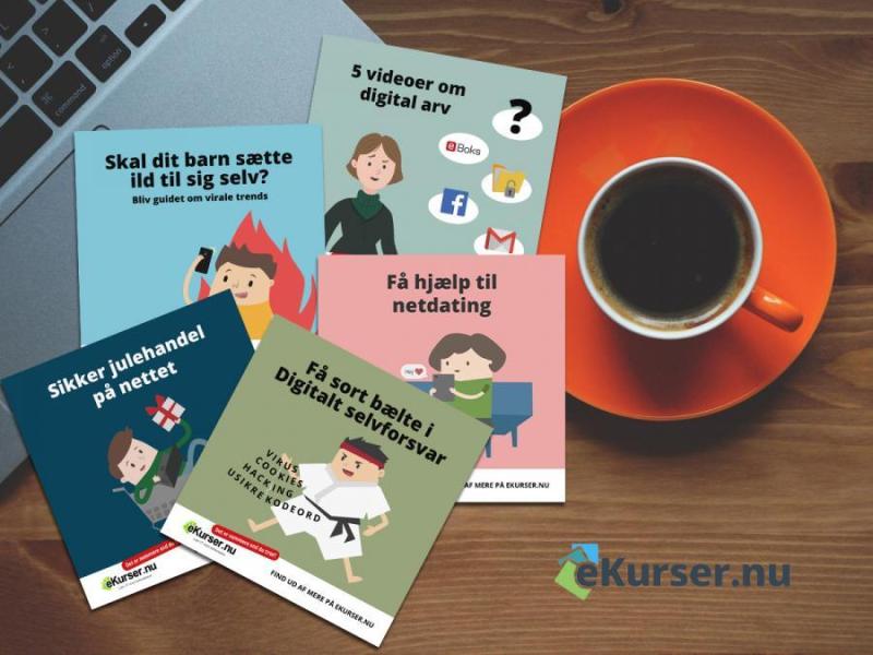 En pc, en kop kaffe i orange kop og 5 små hæfter med reklame for eKurser.nu