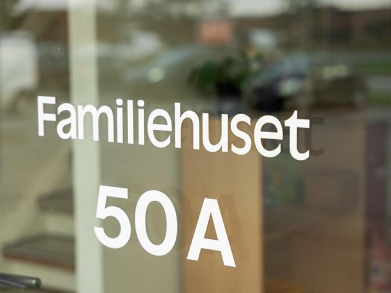 Billede af vindue med teksten Familiehuset