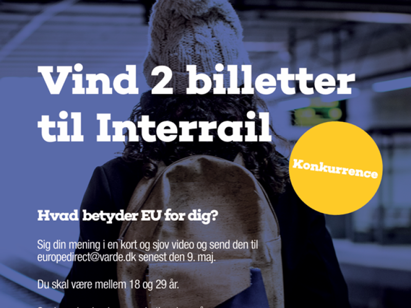 Billedet viser en person set fra ryggen med hue og rygsæk på en banegård. Der stikker et EU-flag ud fra rygsækken