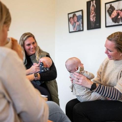 Billede af mødre og spædbørn i Familiehuset Varde