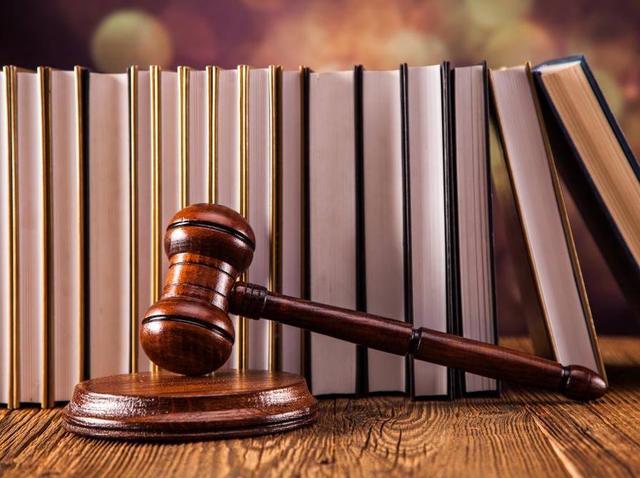 Billedet viser en dommerhammer