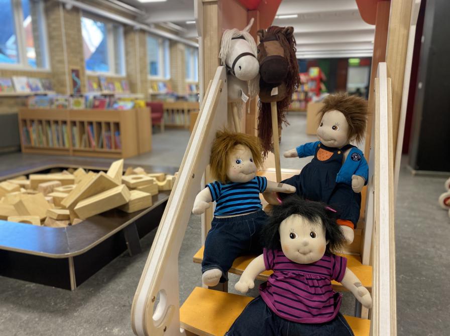 Billedet viser legetøj på Varde Bibliotek med børnebiblioteket i baggrunden.