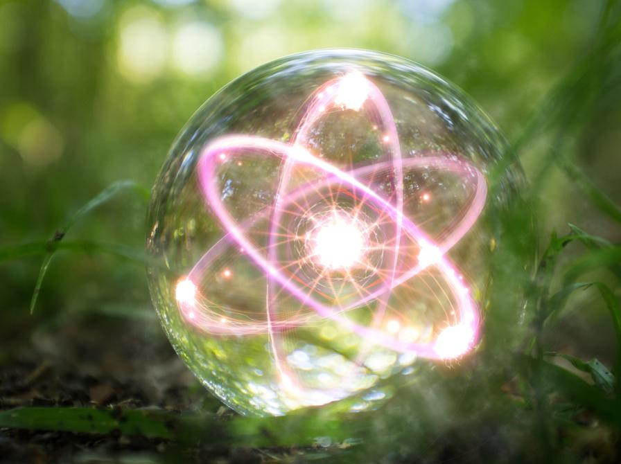 Krystalkugle i grønt natur