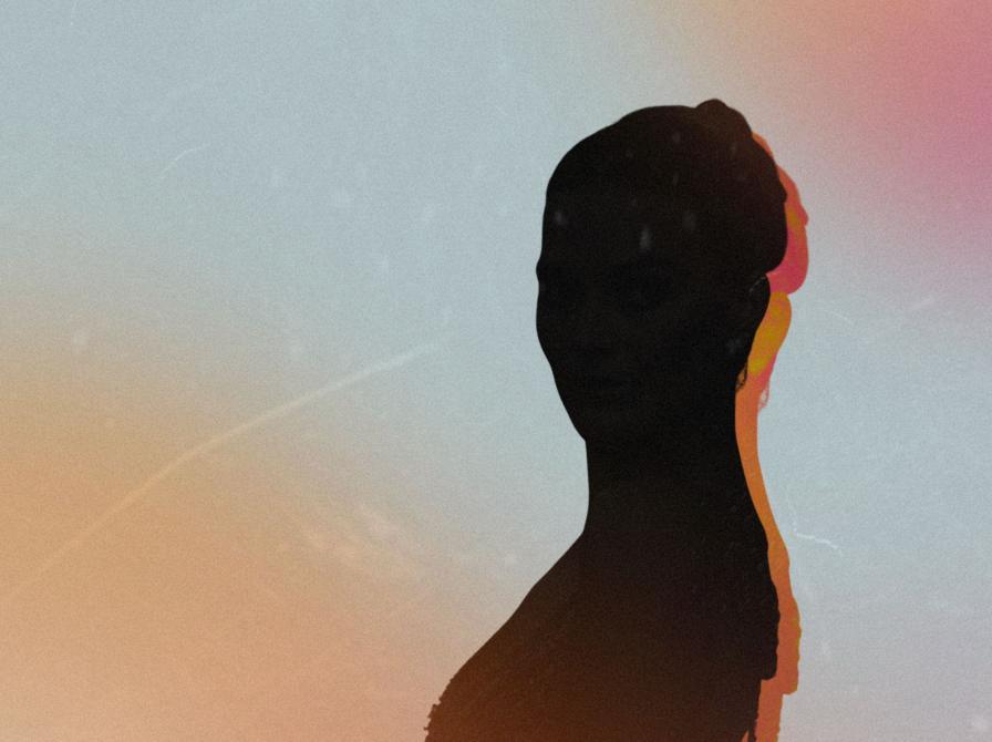 Grafisk silhuet i profil af Margot Robbie med farvet kant, foran en himmel i blå og varme nuancer.