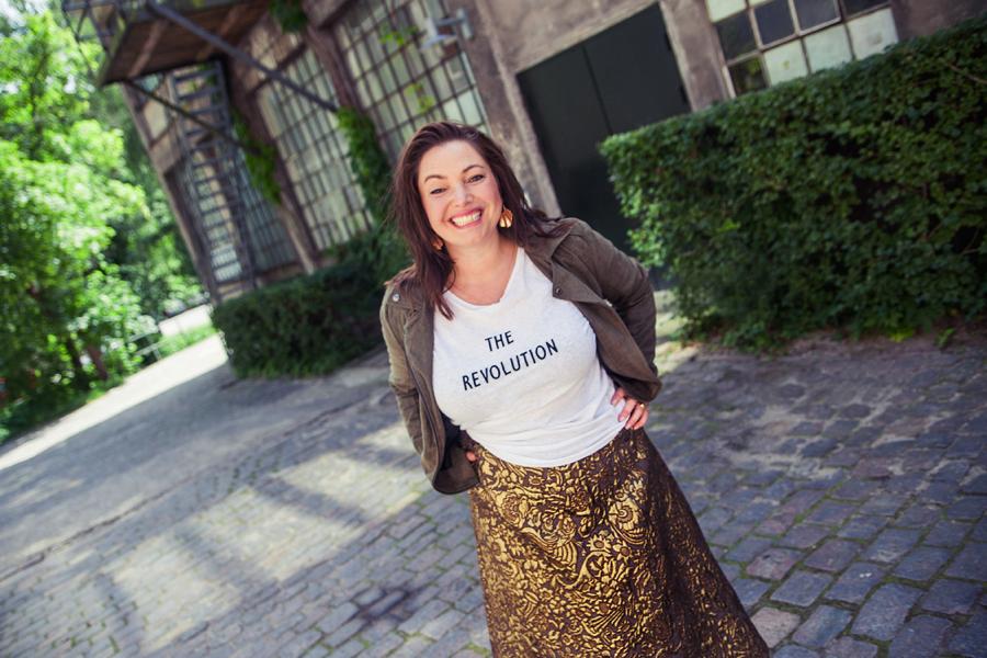 Blogger og foredragsholder Frejamay November i et stort smil foran en bygning