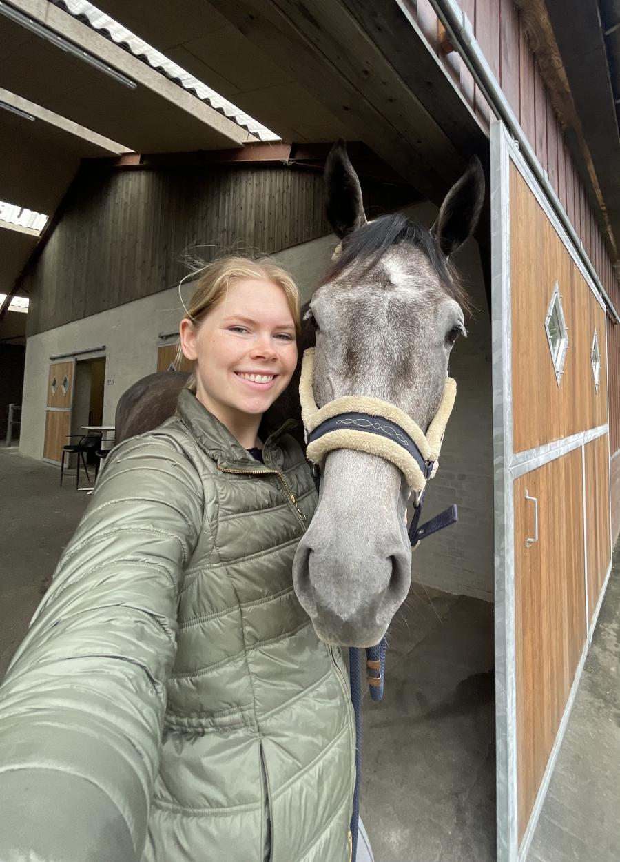 Camilla og hendes hest