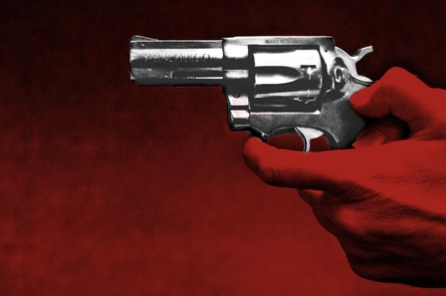 Billede af et par hænder der holder en pistol.