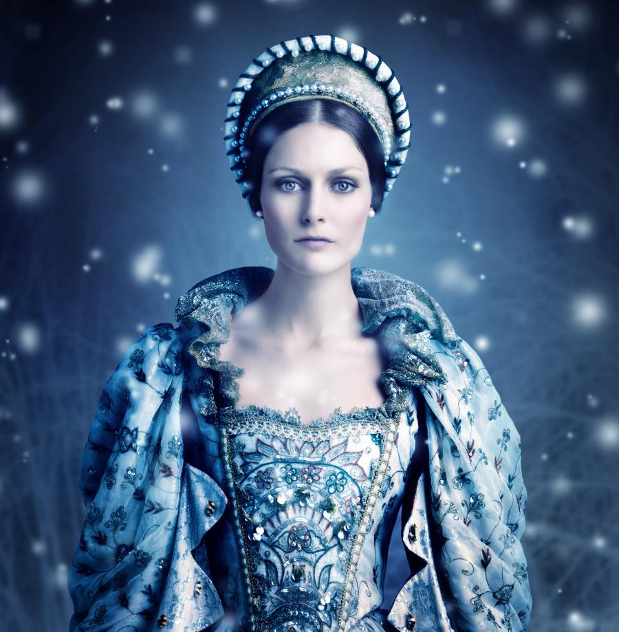 Billedet forestiller en kvinde i en smuk historisk kjole, Billedet er holdt i blålige toner, der giver billedet et drømmende udtryk.