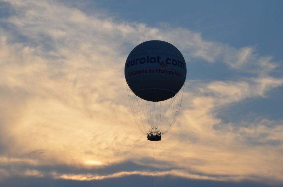Billedet forestiller en luftballon på en lyseblå himmel.