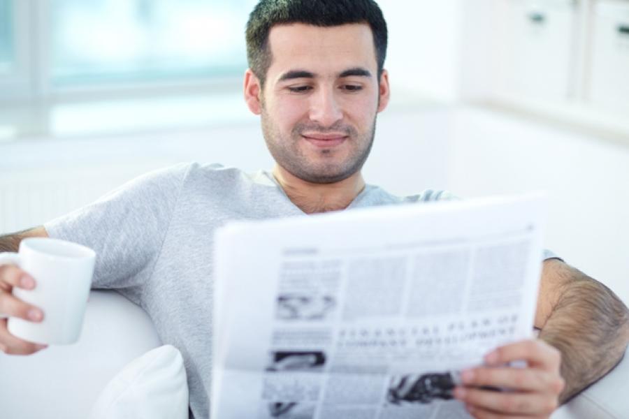 Billede af mand der læser avis