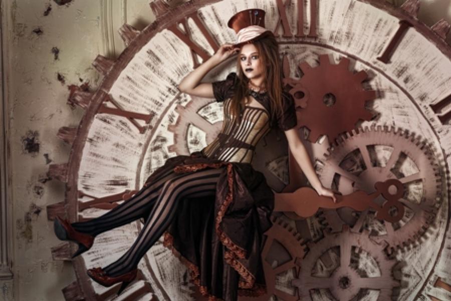 Billedet forestiller en kvinde der står foran et stort ur. Der er en stemning af steampunk over billedet.