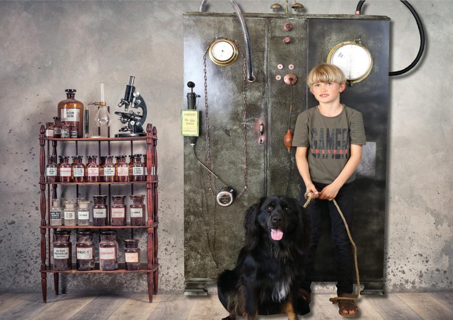 Dreng med hund står foran tidsmaskine