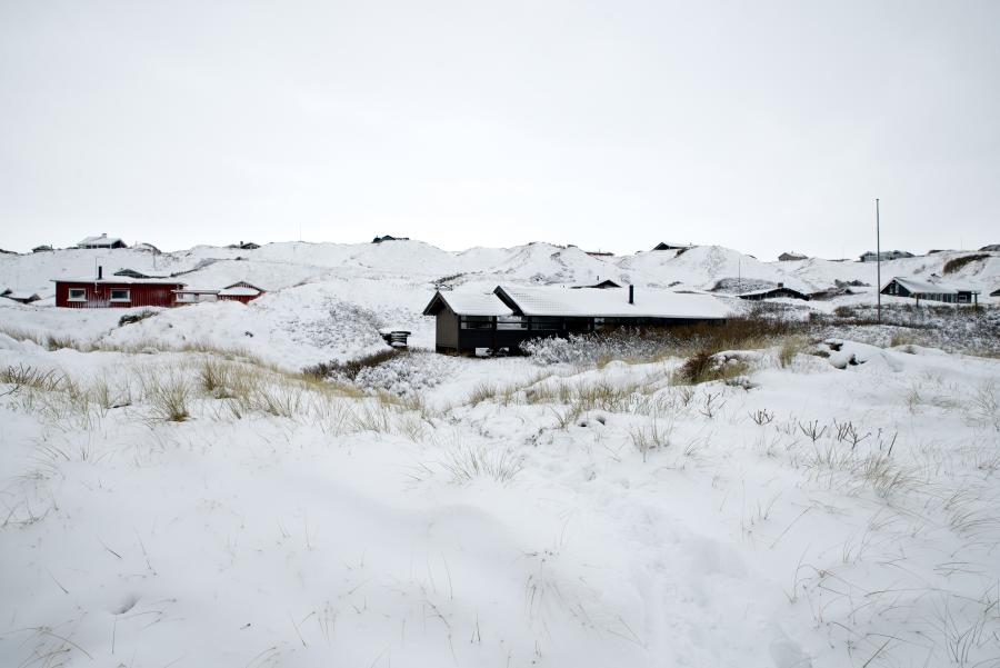 Sommerhuse ved vestkysten dækket af sne